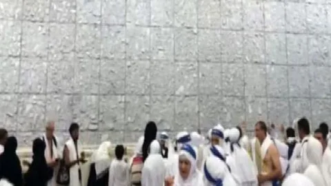 Hacılar şeytanı taşlayıp ihramdan çıktı!