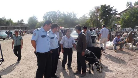 Polisten hayvan pazarında uyarı!