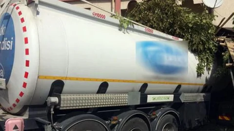 Kimyasal madde taşıyan tanker dükkana girdi: 1 ölü, 1 yaralı!