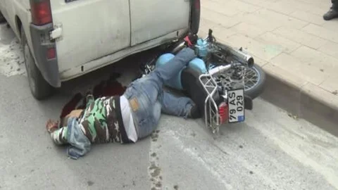 İki arkadaşın motor yarışı kazayla bitti!