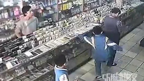 Babaannesiyle dakikalarca kavga etti!