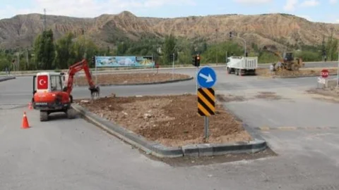 Çankırı'da Kent İçi Kavşaklar Renkleniyor