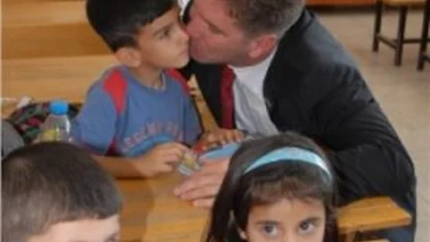 Başkan Ercengiz'den Okul Seti Hediyesi