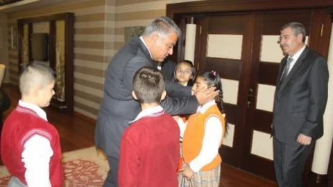 Minik Öğrencilerden Vali Tekinarslan'a Ziyaret
