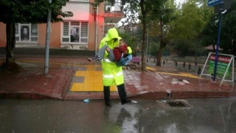 Yolda Kalan Minik Öğrencinin Yardımına Polis Yetişti