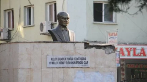 Cizre'de Ateşe Verilen 'atatürk Heykeli'nin Yerine Yeni Büst Konuldu