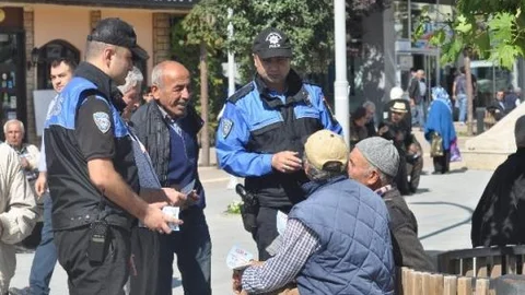 Bolu Polisi Dolandırıcılara Karşı Broşür Dağıtıyor