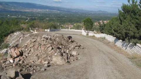 Şehitlik Yolu Moloz Dolu