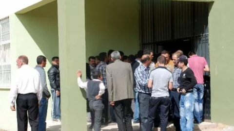 Midyat'ta Yüzlerce Vatandaş İş Başvurusu İçin Bekledi