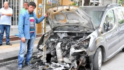 Hırsız Diye Apartmanda Gördüğü Genci Tokatladı Gece Arabası Kundaklandı