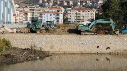 Irmağa Batan İş Makinesi Kurtarıldı