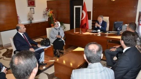 Vali Süleyman Kahraman'dan Hastalara Ziyaret Edip Karanfil Hediye Etti