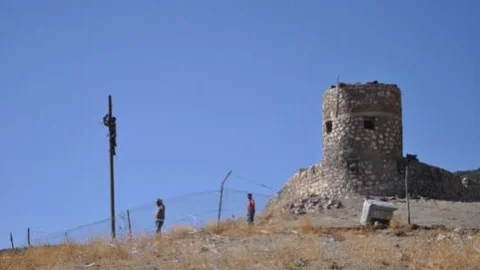 Köylüler Boşaltılan Karakoldan Arta Kalan Mayınların Temizlenmesini Bekliyor