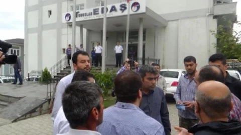 Elektrikleri Kesilen Fabrika İşçileri Tedaş'ın Kapısına Dayandı