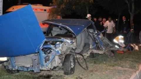 Hurdaya Dönen Otomobilden Ufak Sıyrıklarla Kurtuldular