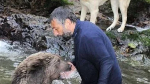 Yabani Hayvanlarla Kurduğu Dostlukla İlgi Çekiyor