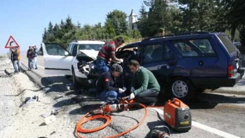 Yozgat'ta 2 Otomobil Çarpıştı: 1 Ölü 2 Yaralı