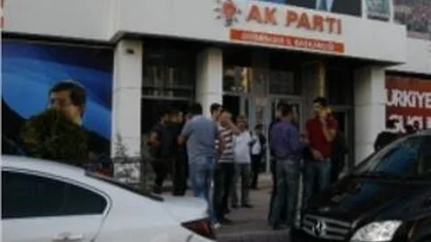 Ak Parti Diyarbakır İl Başkanlığına Taşlı Saldırı