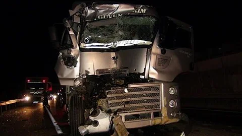 Bilecik'te Kimyasal Yüklü Tır Kamyona Çarptı: 1 Yaralı