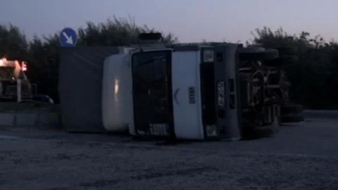 Minibüs Kamyonete Çarptı: 2 Yaralı