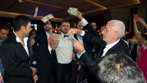 Aşiret Düğününde Dolarlar Havaya Uçuştu