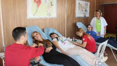 Kadınlar Da Kan Bağışında Bulunuyor