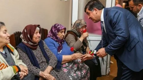 Başkan Fadıloğlu Huzur Evi Sakinleriyle Bayramlaştı