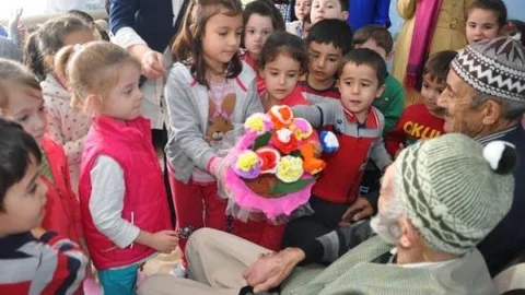 Dursunbey'de Minikler Yaşlıları Sevindirdi