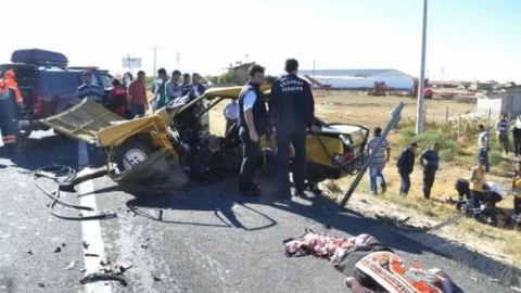 Aksaray'da İki Otomobil Çarpıştı: 3 Ölü 5 Yaralı