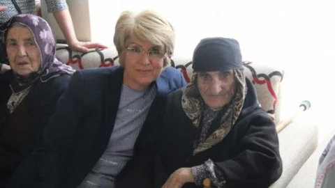 Chp Kadın Kollarından Huzur Evi Ziyareti