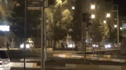 Diyarbakır'da Göstericiler Cezaevini Taş Yağmuruna Tuttu