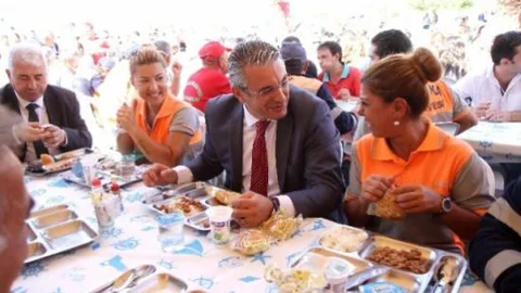 Karşıyaka'da 2 Bin Kişiyle Bayram Yemeği