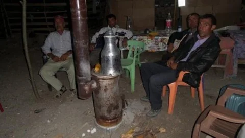 Kurban Pazarında Soba İle Isınmaya Çalışıyorlar