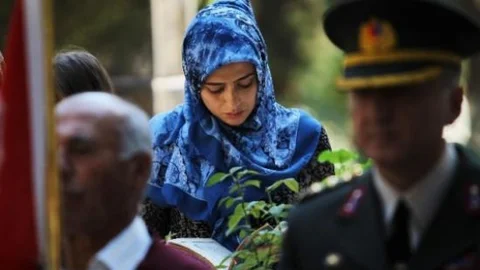 Şehitlikte Hüzünlü Bayramlaşma