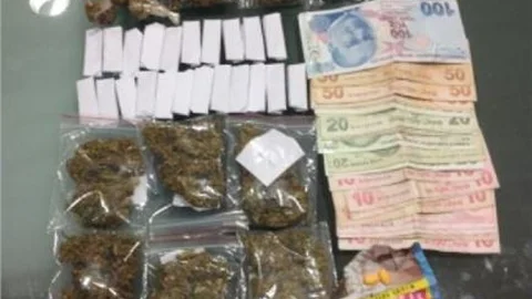 (özel Haber) Okul Önünde Uyuşturucu Satan Zanlıya Kıraathanede Suçüstü