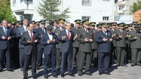 Uşak'ta Bayram Önü Şehitlik Ziyaret Edildi