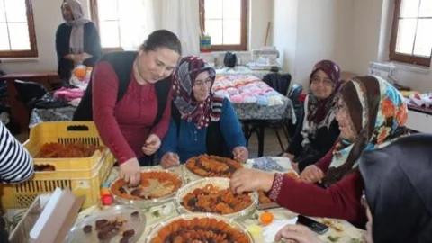 Kurslarla Meslek Öğretiliyor