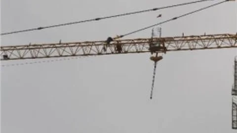 Asansör Faciasının Yaşandığı İnşaatta Vinç Üstünde Eylem