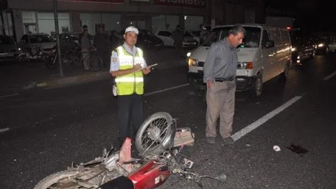 Kontrolsüz Yola Çıkan Motosiklet Otomobille Çarpıştı: 1 Yaralı