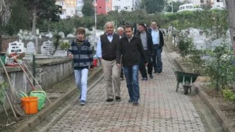 Vatandaşlar Mezarlıklara Akın Etti