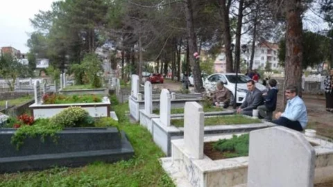 Bayram Arifesinde Kabir Ziyareti