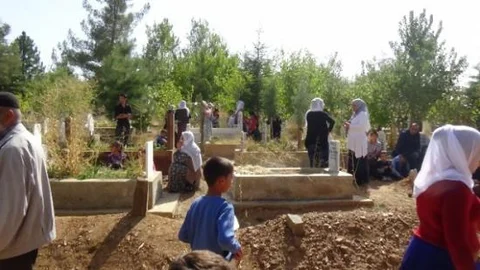 Kulp'ta Mezarlıklar Ziyaretçilerle Dolup Taştı