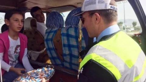 Elazığ'da Polisler Bayram Öncesi Şeker Dağıtarak Sürücüleri Uyardı