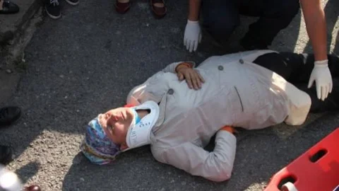 Kaldırımdan Düşen Kadın Hastaneye Kaldırıldı