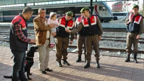 Jandarma Yolcu Trenlerinde Vatandaşlarla Bayramlaştı