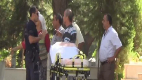 Dünürler Mezarlıkta Kavga Etti: 2 Yaralı