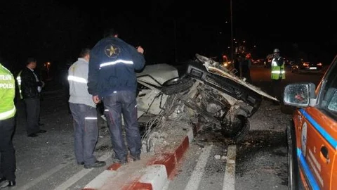 Elektrik Direğine Çarpan Otomobil Sürücüsü Araçta Sıkıştı