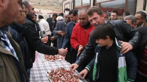 Yozgat'ta Kurban Bayramı Namazı Öncesi Cemaate Şeker İkram Edildi