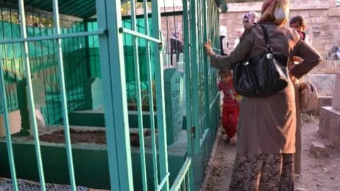 Silvanlılar Mezarlıklara Akın Etti