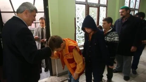 Başkan Karaosmanoğlu Çocuklara Harçlık Dağıttı